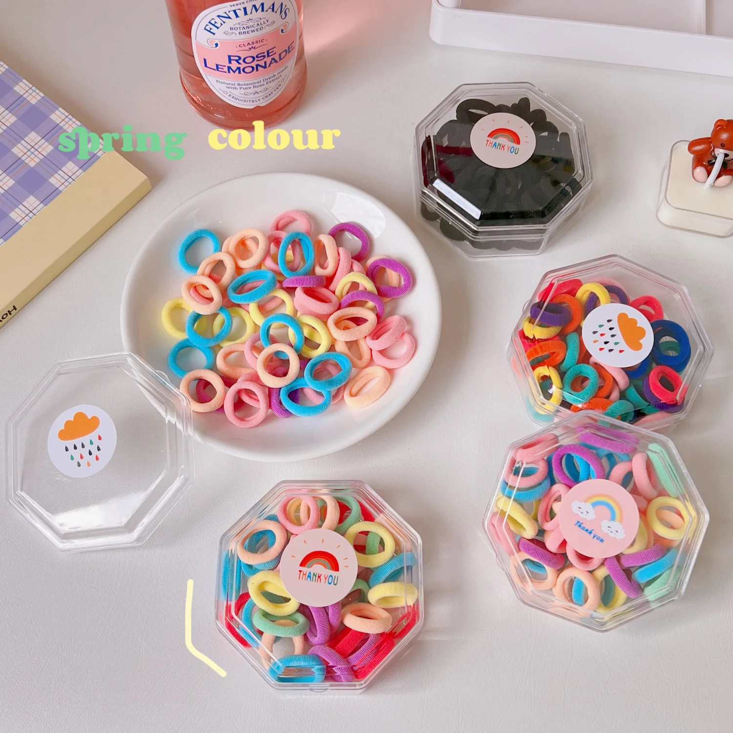 Coleteros elásticos color caramelo vistos en conjunto