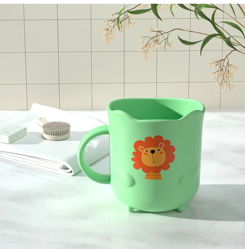 Niño enjuagando con la taza