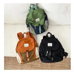 Mochila infantil ligera secado rápido con solapa y bloques de color