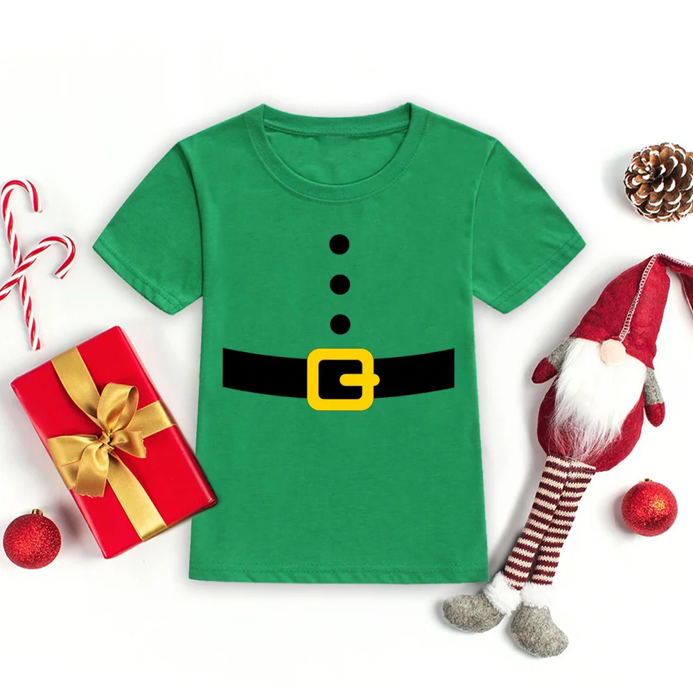 Niño usando la camiseta en un evento navideño