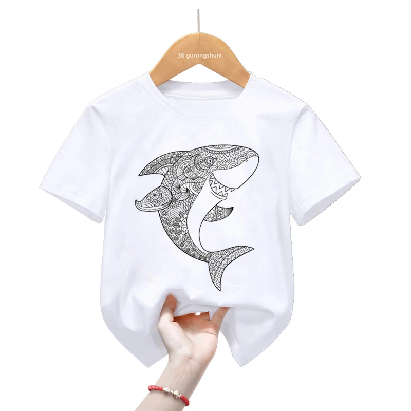 Camiseta combinada con diferentes prendas