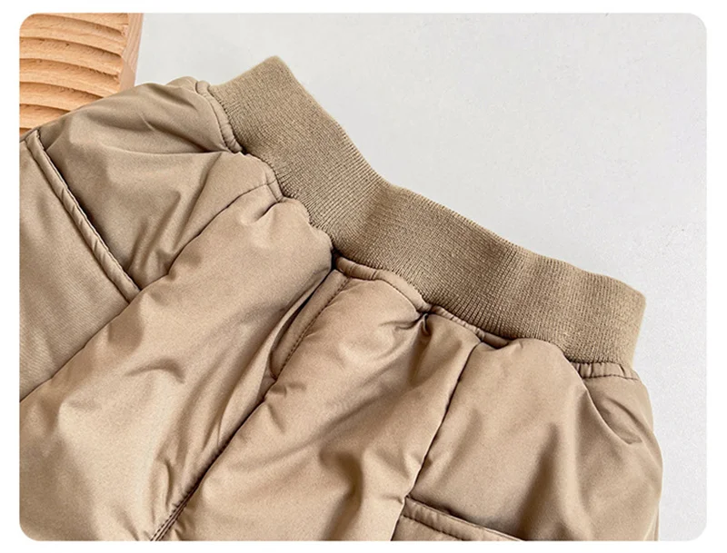 Variedad de colores en pantalones de moda para bebés