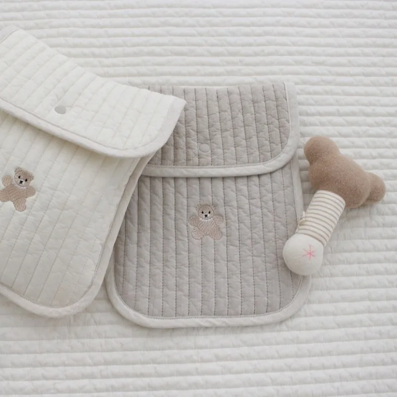 Bolso para pañales acolchado mini con bordado de oso tierno - imagen 4