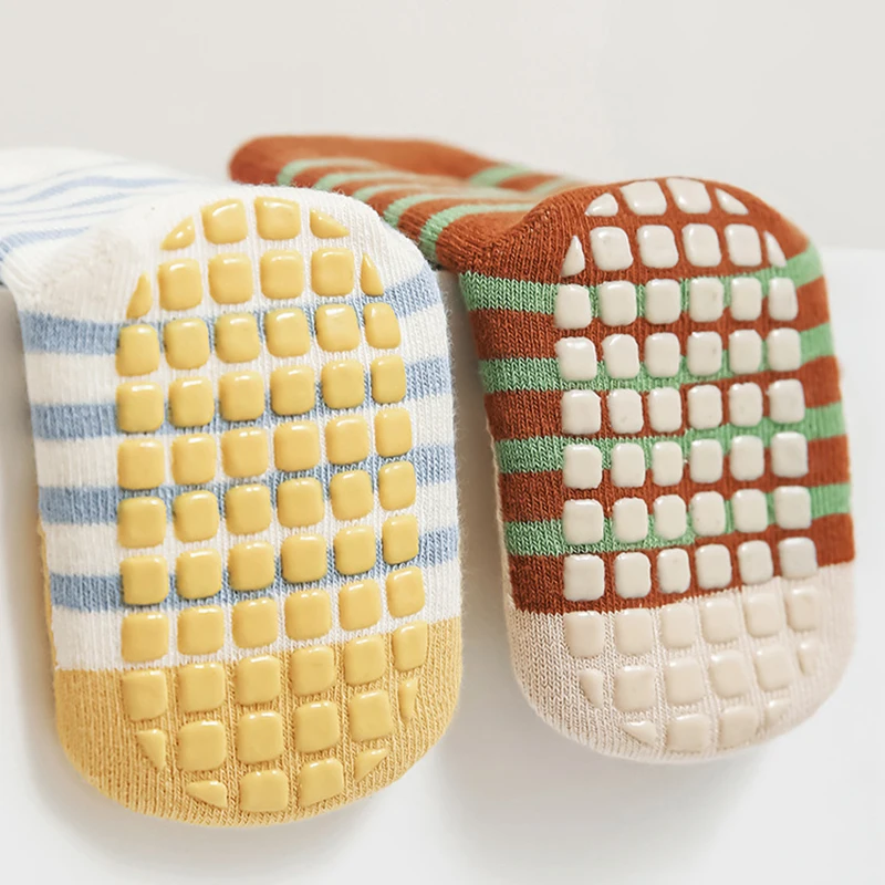 Calcetines antideslizantes de algodón para bebé con dibujos a rayas - imagen 4