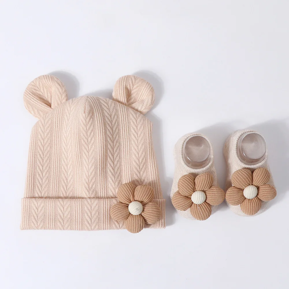 Conjunto recién nacido: gorro turbante y calcetines florales 3D - imagen 2