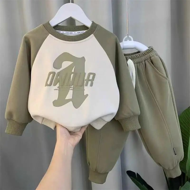 Conjunto deportivo para niños con letras y bloques de color - imagen 3