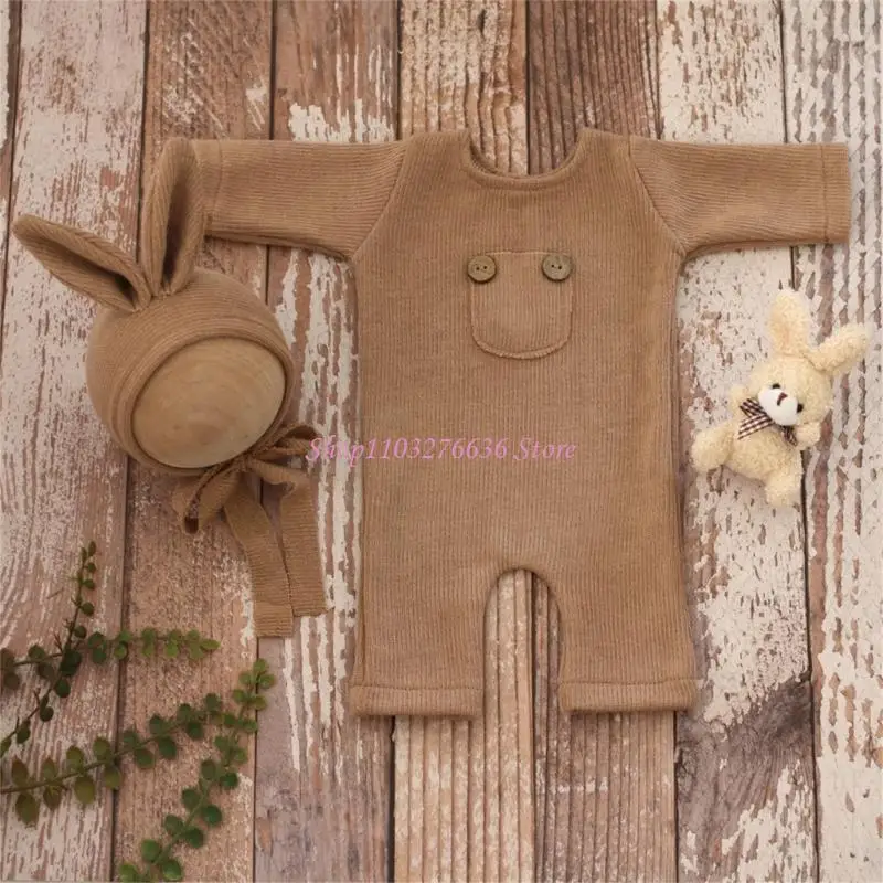 Detalle del mameluco y el osito de peluche incluidos