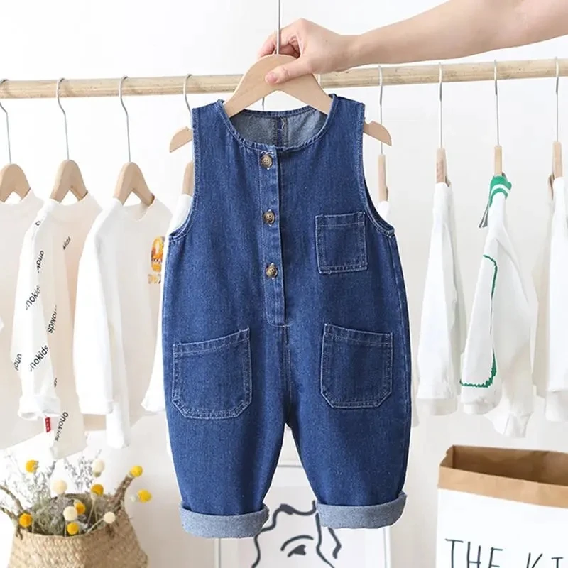 Mono de mezclilla infantil detalle de tirantes