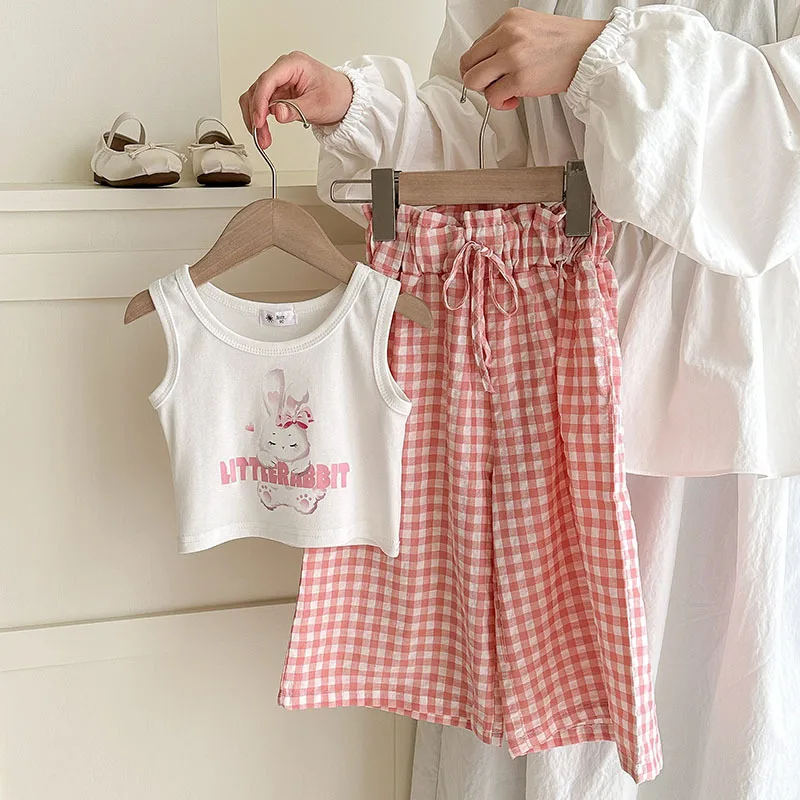 Conjunto infantil de verano con chaleco animal y pantalón a cuadros - imagen 2