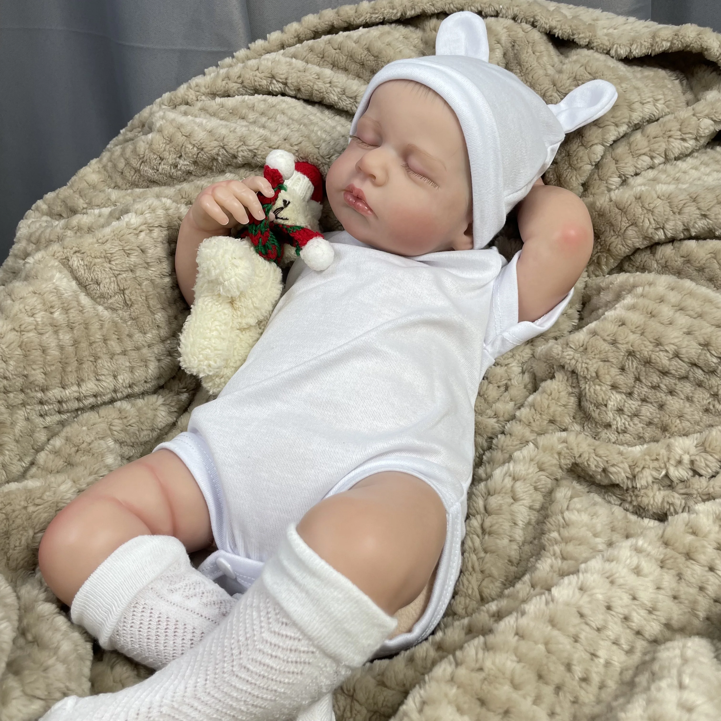 Muñeca reborn LouLou de silicona y vinilo con detalles realistas