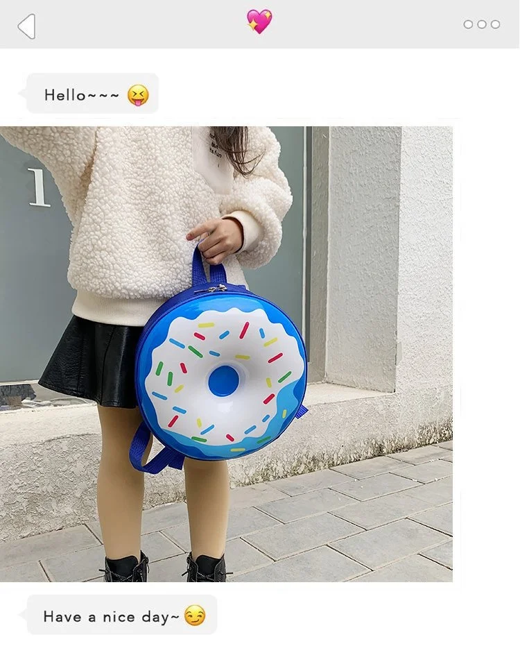 Mochila puesta en un niño sonriendo