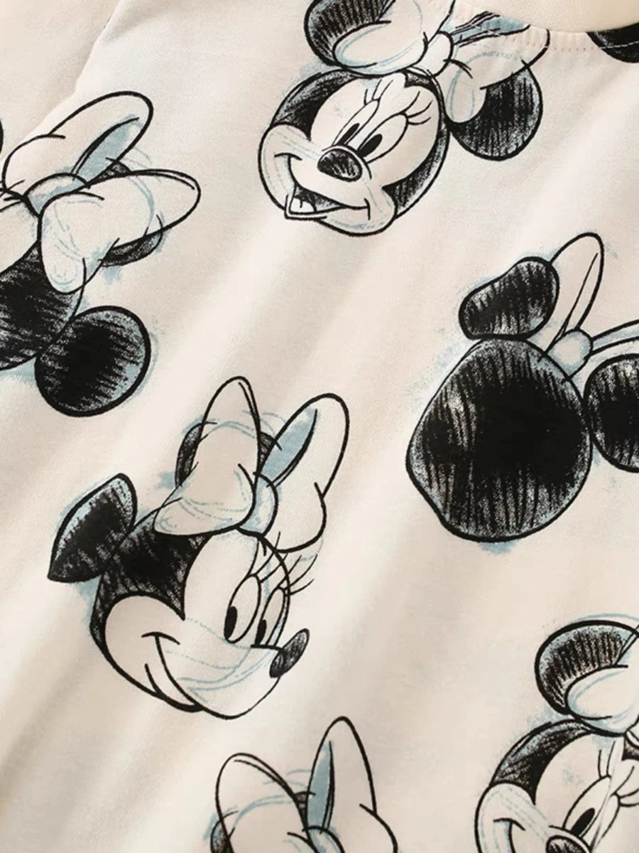 Detalle del estampado completo y diseño del pantalón del conjunto Minnie
