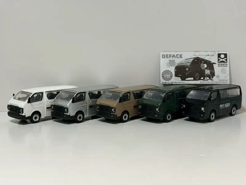 Modelo en escala 1/64 con puerta trasera abierta