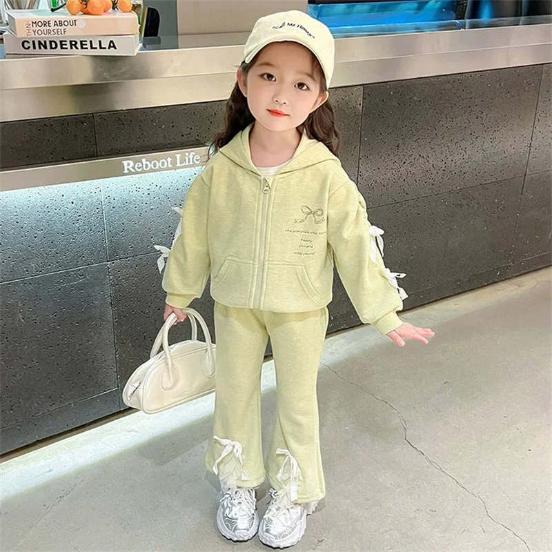 Conjunto infantil de niña con lazo y abrigo con capucha - imagen 4
