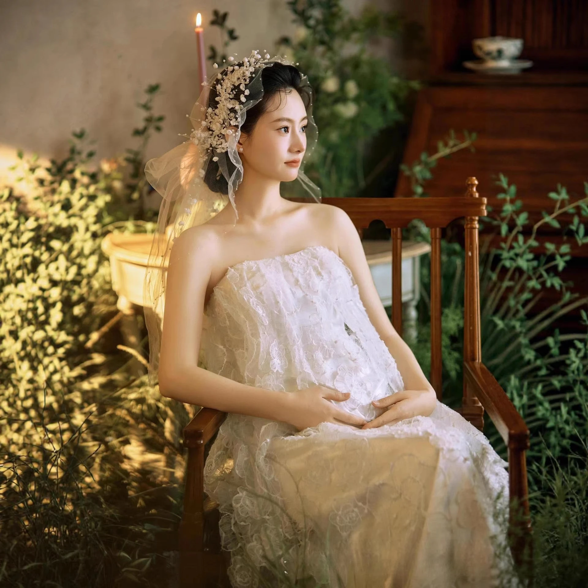 Vestido premamá blanco de encaje ideal para sesión fotográfica - imagen 5