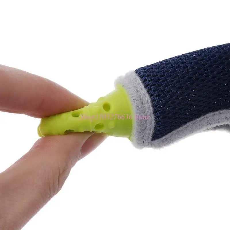 Protector de dedo de silicona azul en mano de adulto