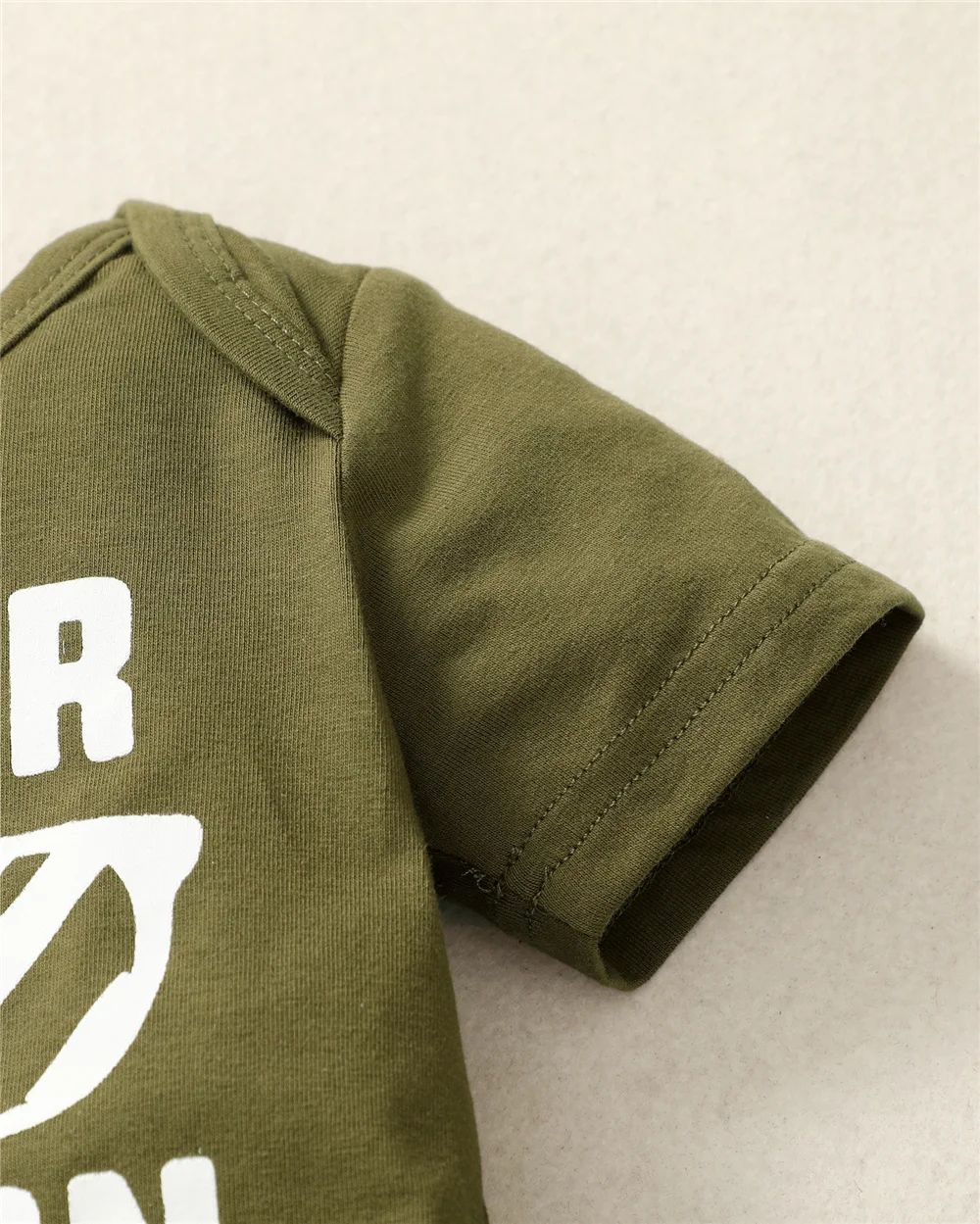 Conjunto bebé recién nacido: pelele letra y pantalón camuflaje con gorrito - imagen 3