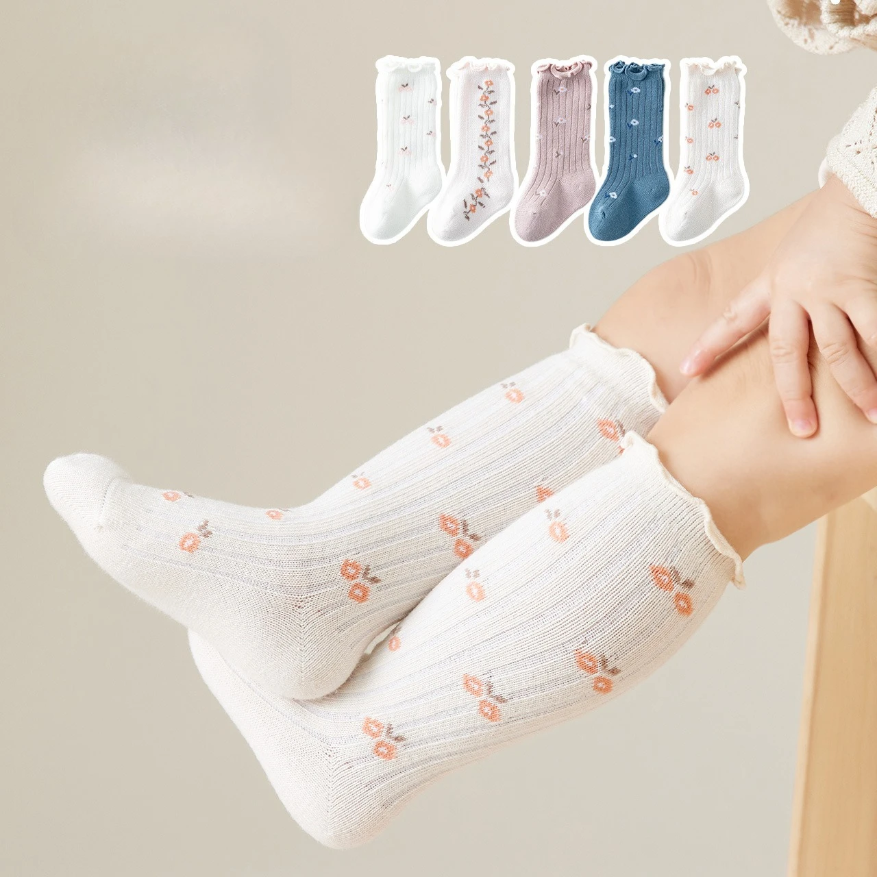 Calcetines altos de bebé con flores bordadas en color liso - imagen 4