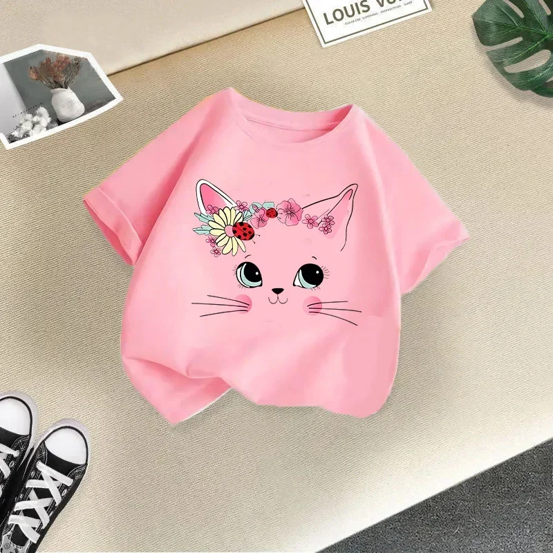 Niña vistiendo la camiseta en un parque