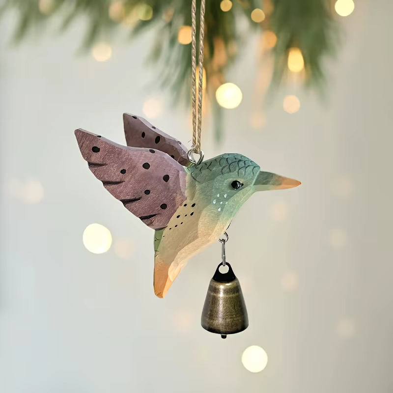 Múltiples colibríes tallados a mano en madera