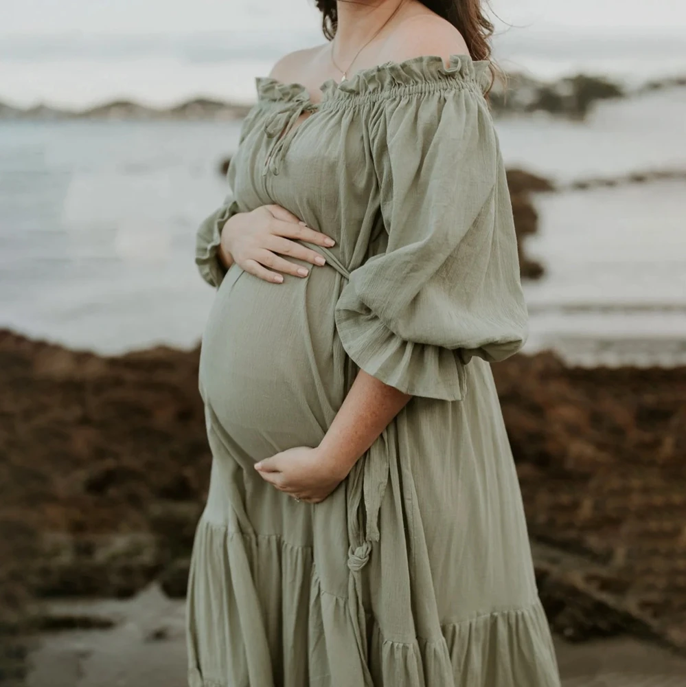Vestido de maternidad boho verde salvia con hombros descubiertos - imagen 2