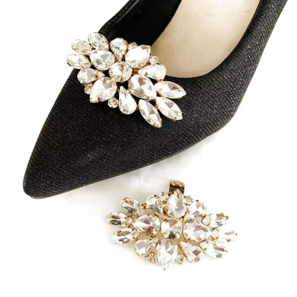 Pin brillante colocado sobre zapato de boda