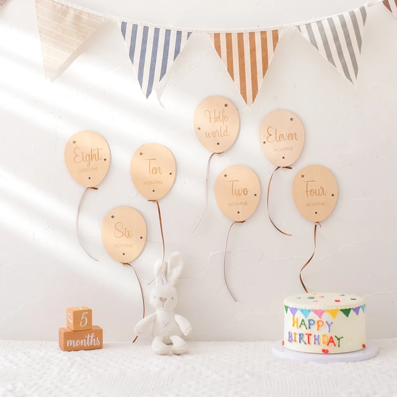 Base de madera con forma de globo y tarjetas mensuales