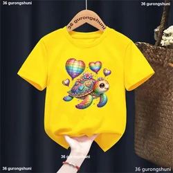 Camiseta infantil con estampado de tortugas arcoíris y globos de amor