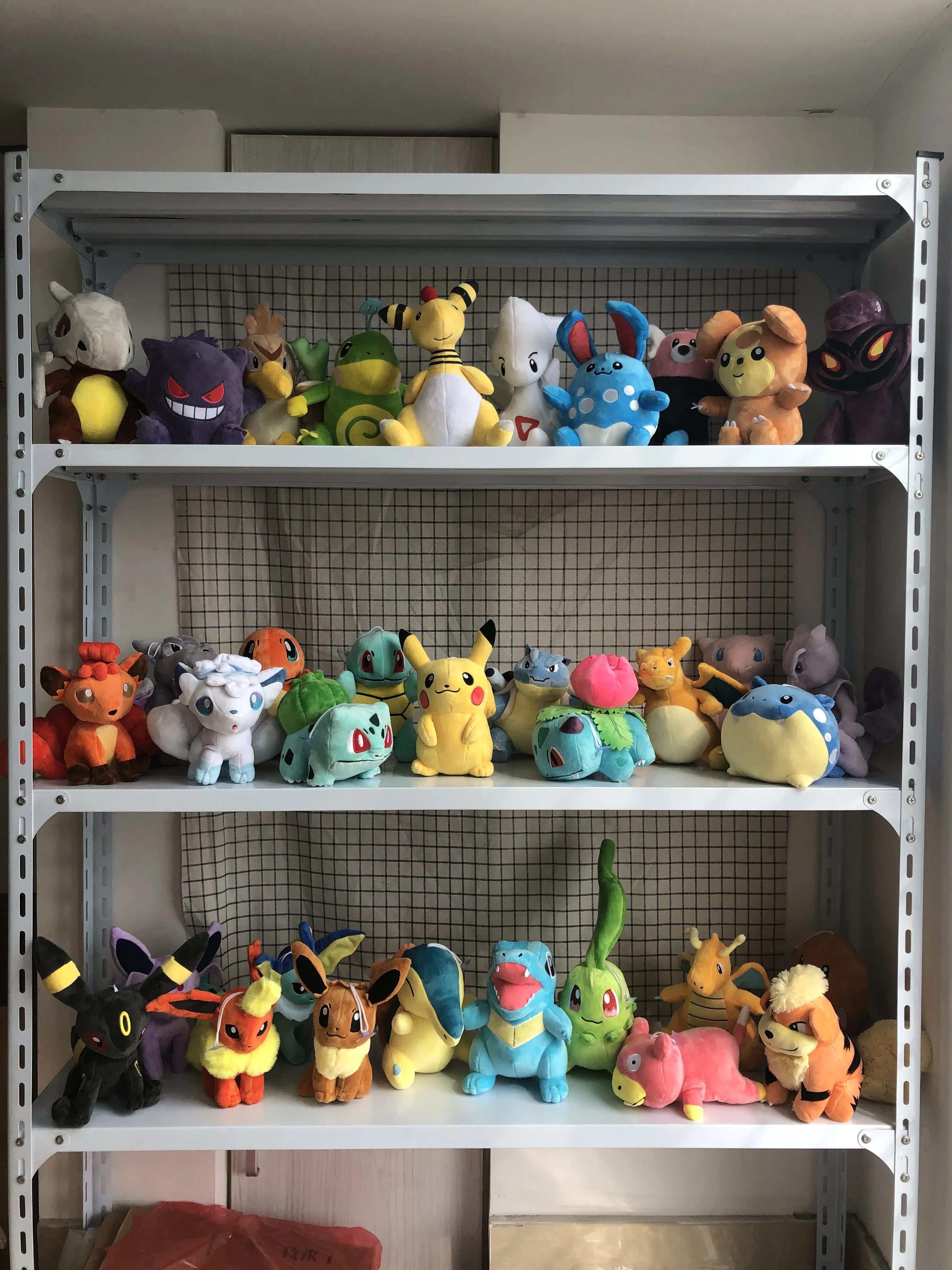 Peluches de Pokémon con diferentes personajes