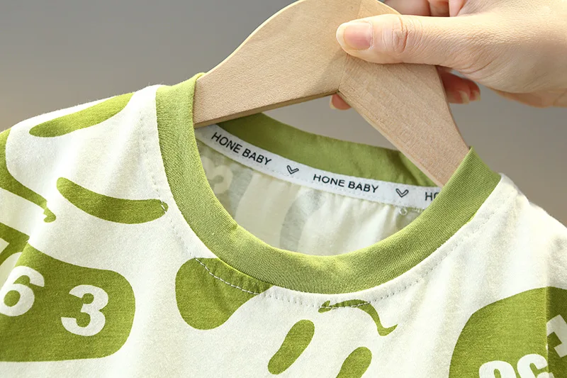 Detalle del estampado y la prenda infantil