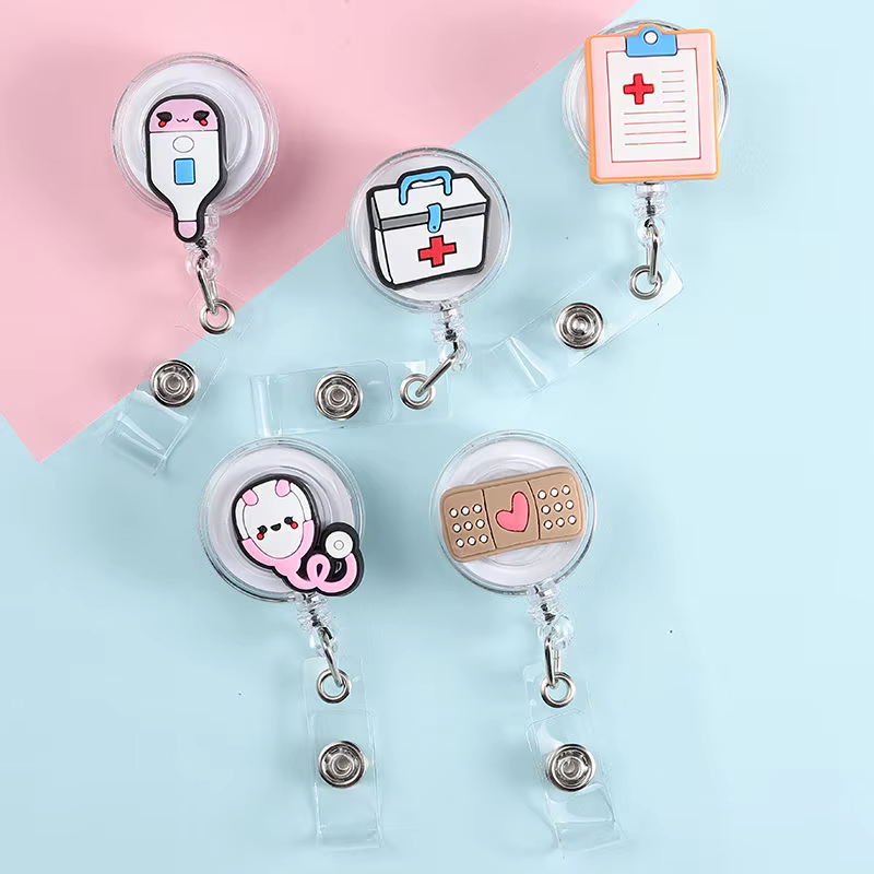 Llavero retráctil con cordón y diseño animado