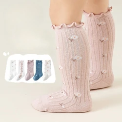 Calcetines altos de bebé con flores bordadas en color liso