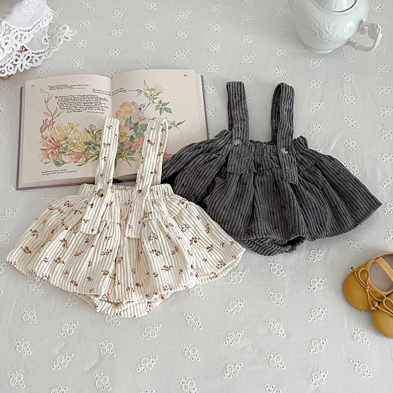 Mono de pana con estampado floral, listo para combinar