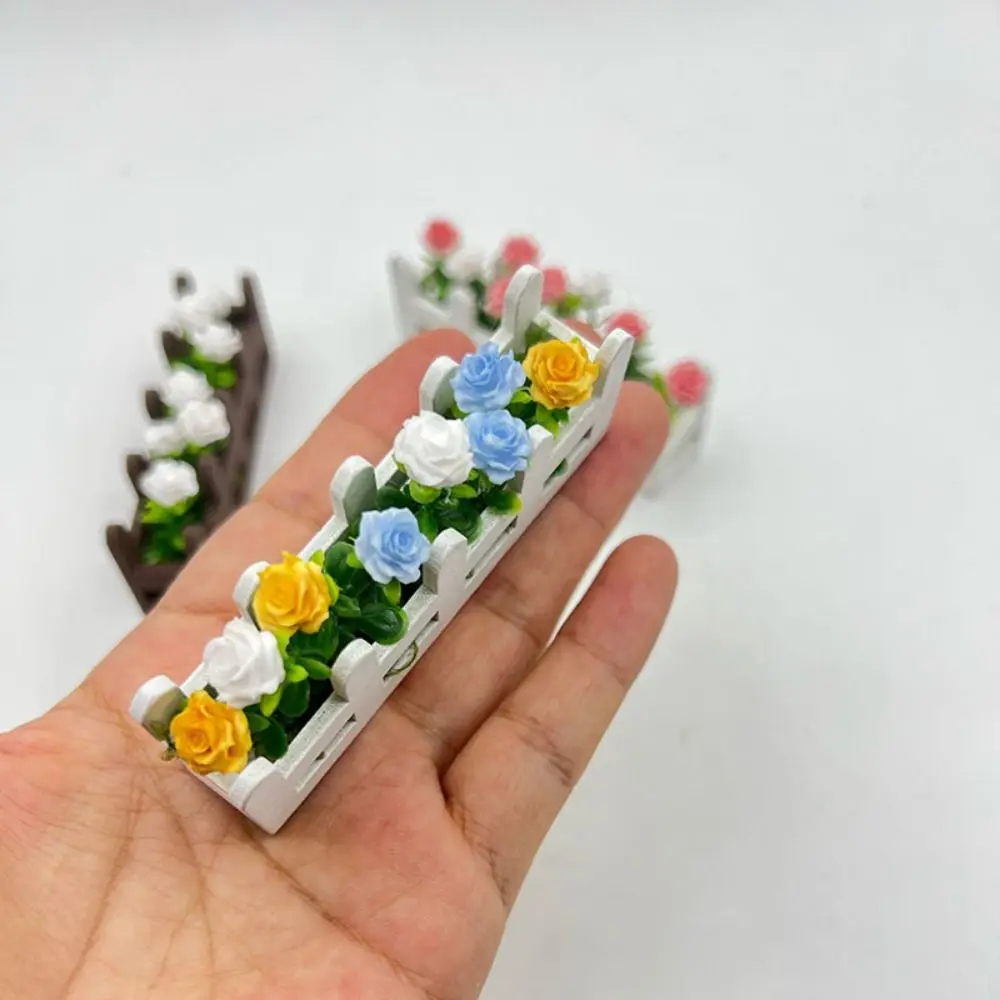 Casa de muñecas 1:12 con flores rosas simuladas - jardín realista - imagen 2
