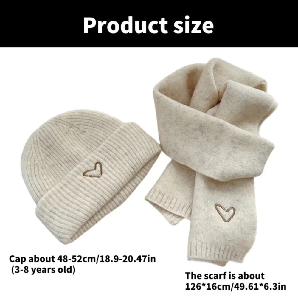 Conjunto de gorro y bufanda infantil con bordado de corazón