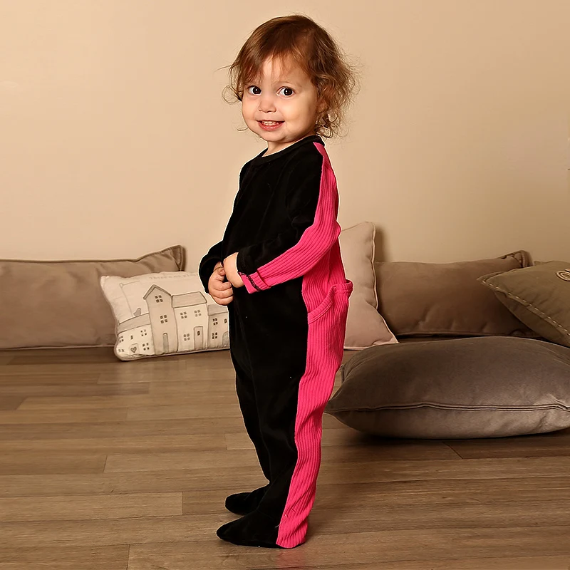 Pelele de invierno acanalado con espalda velour negro para bebé