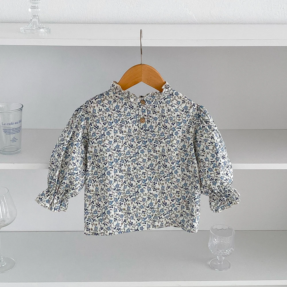 Camiseta albaricoque con cuello de encaje y volantes florales