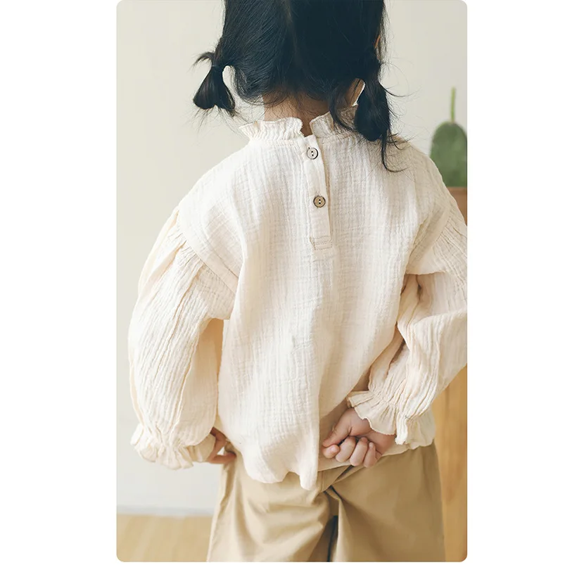 Detalle del cuello de encaje de la camiseta infantil
