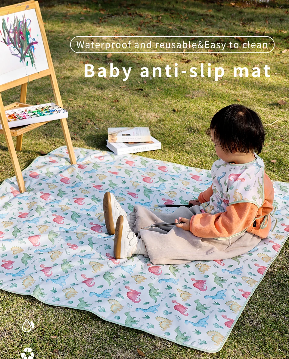 Estera estampada multicolor sobre superficie de mesa