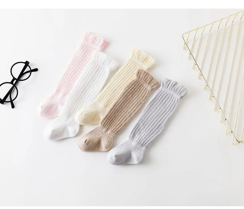 Detalle de la banda doble Jacquard en los calcetines para bebé