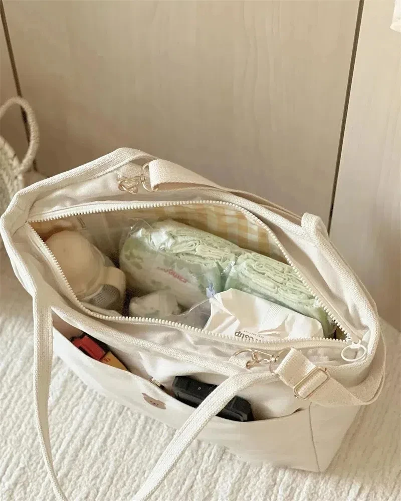 Interior del bolso con compartimentos