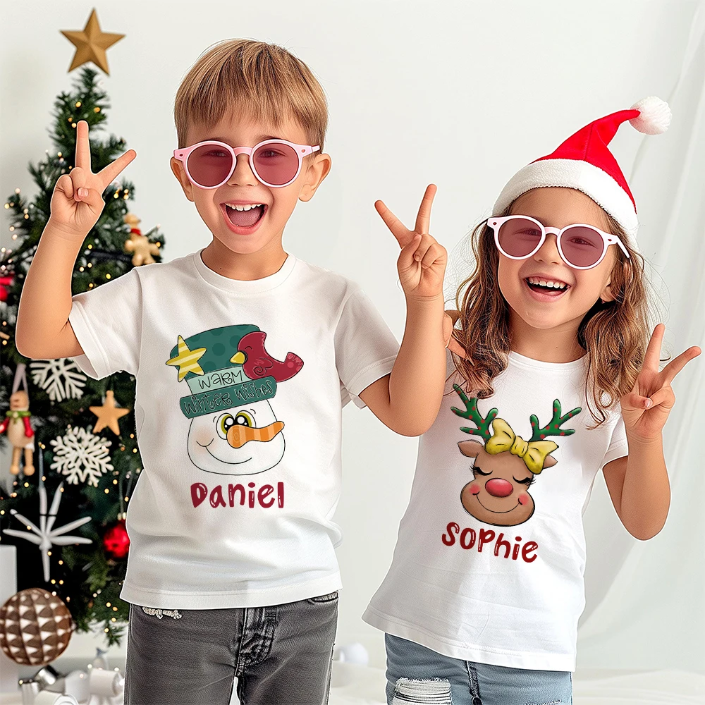 Niña wearing festive outfit