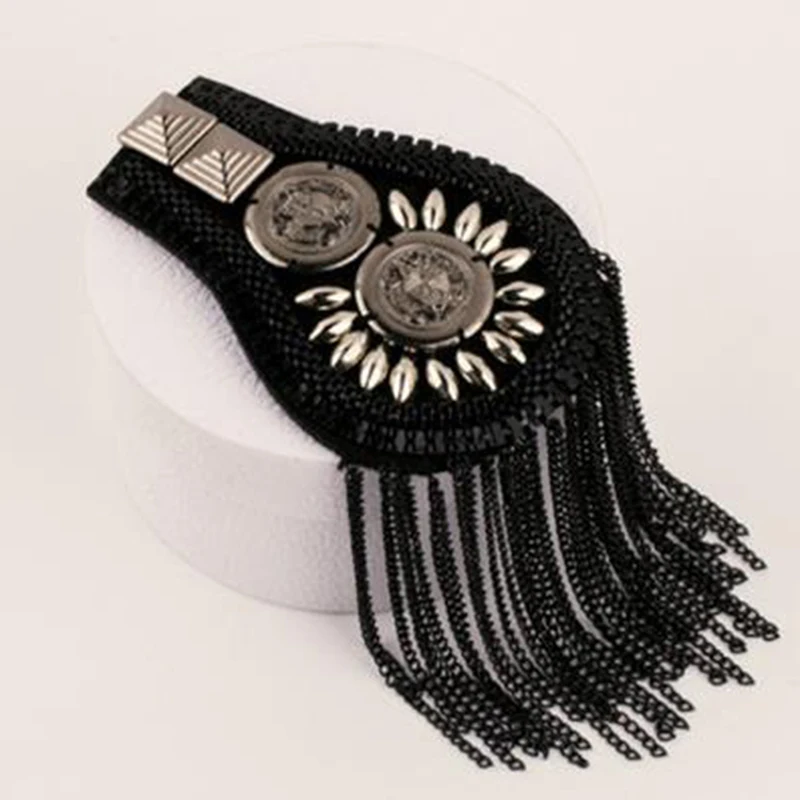 Broche llevo como charretera en uniforme