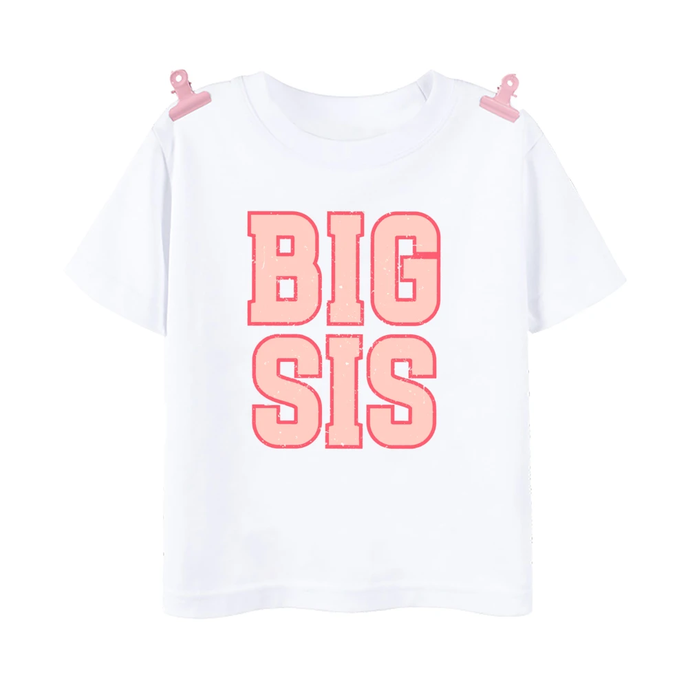 Modelo infantil usando la camiseta