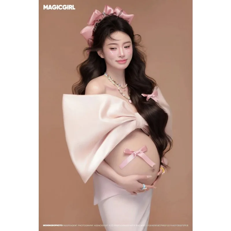 Vestido de maternidad elegante para sesión de fotos en estudio