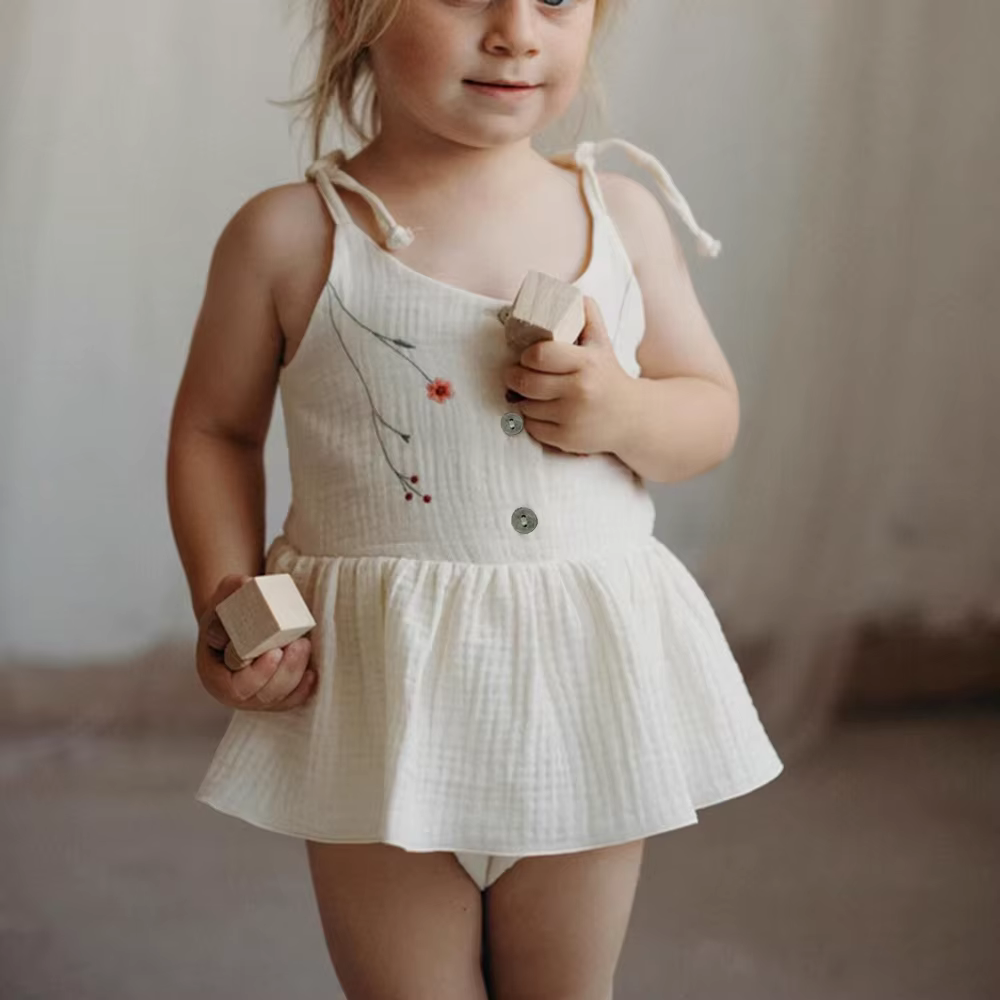 Vestido de verano infantil combinado con accesorios