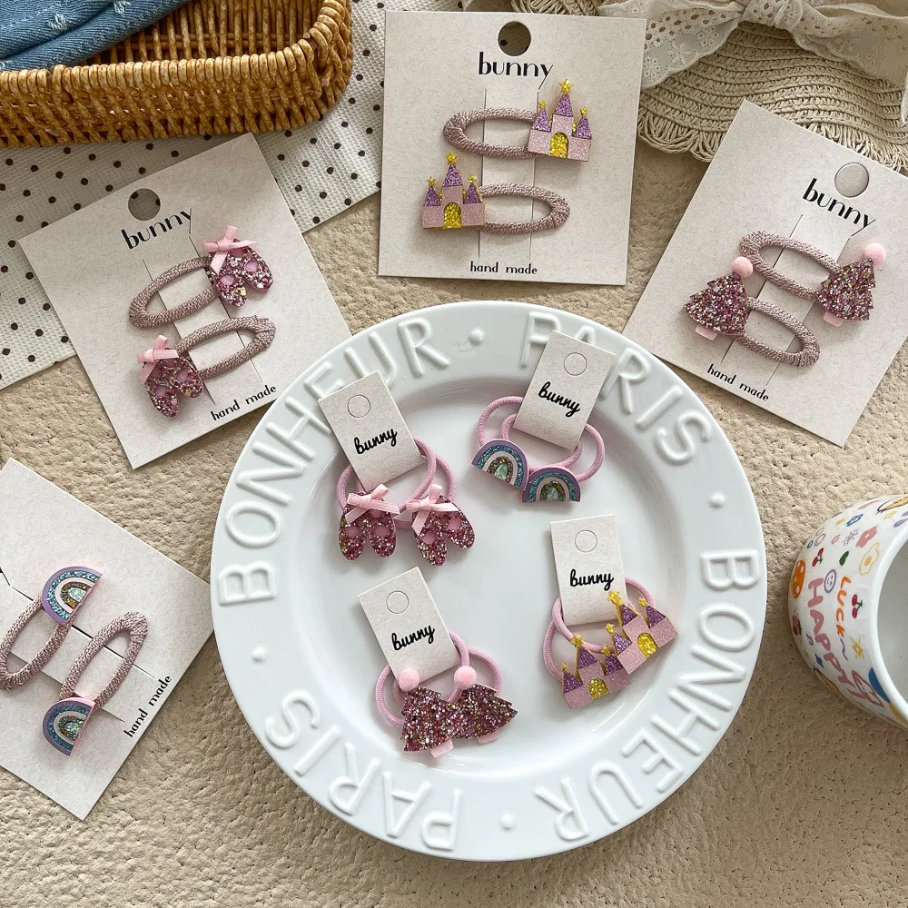 Detalles de clips laterales con acabado rosa para peinados con flequillo