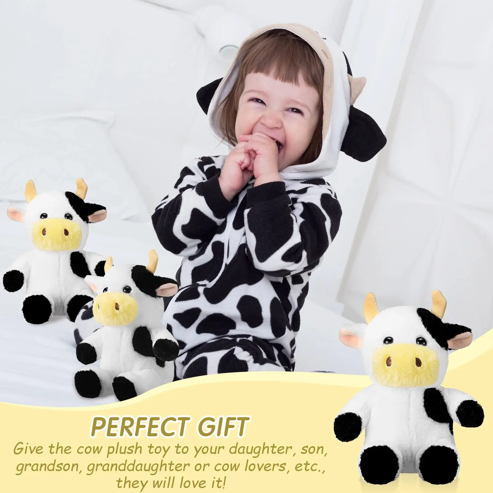 Varios peluches de vaca dispuestos para una fiesta