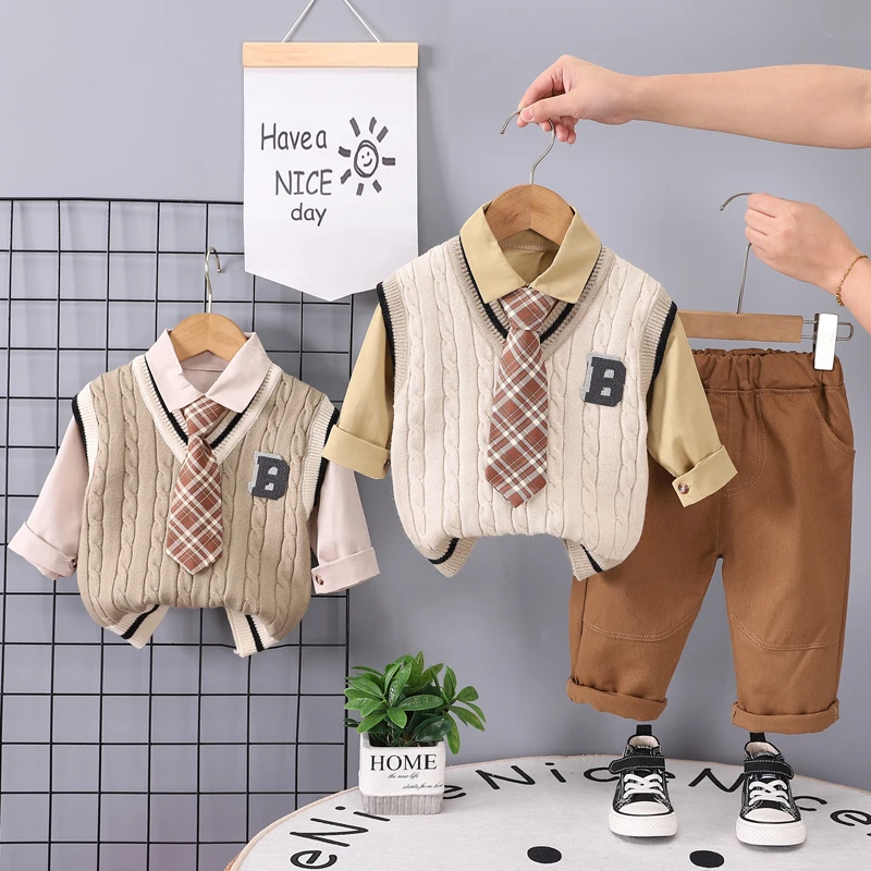 Niño con conjunto beige caqui