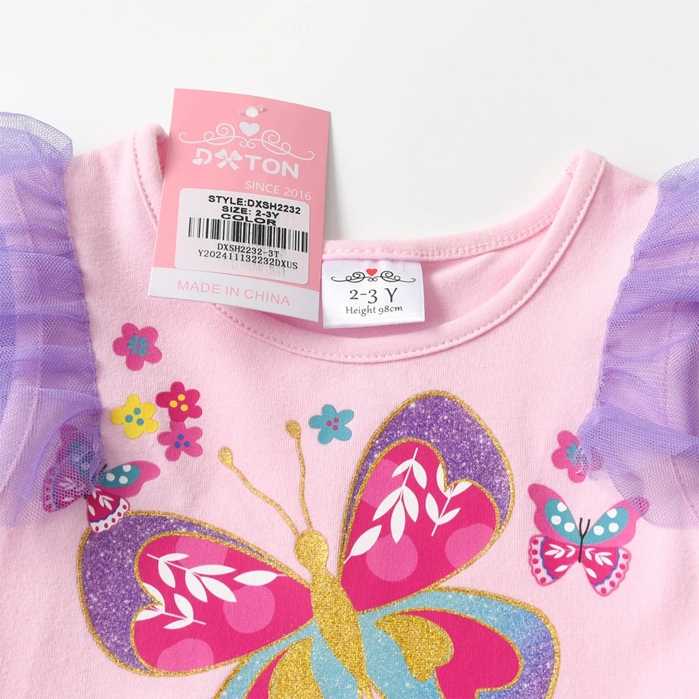 Niña usando el vestido en entorno veraniego